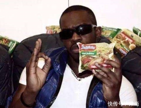 非洲|在非洲, 吃上泡面是土豪的一种象征，他们经常拿着方便面炫富