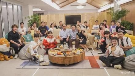  杨迪|下跪的杨迪，也救不回《青春环游记2》！