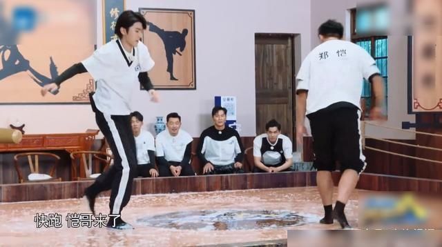  一望而知|baby在追逐中滑倒，看清蔡徐坤的下意识反应，真实素养一望而知