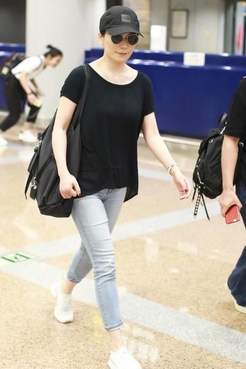 俞飞鸿|俞飞鸿太可了！穿大妈T恤配牛仔裤都这么气质，换别人穿就弱爆了