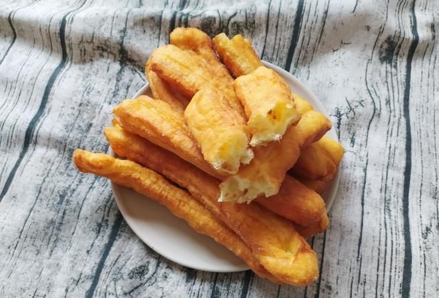  炸油条|做油条，不需使用酵母，用“它”来发酵，松软香脆，油条受欢迎！