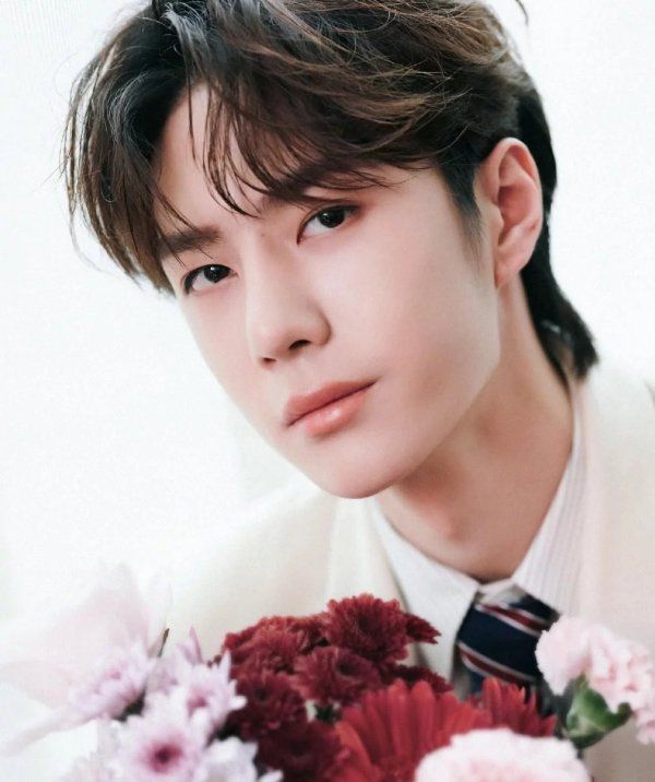  艺人|王一博蝉联V榜艺人新媒体指数五连冠，酷盖男孩就是这么受人喜欢