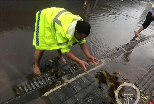 重庆晨报|交警蜀黍，倾盆大雨中你赤脚清障的样子真帅