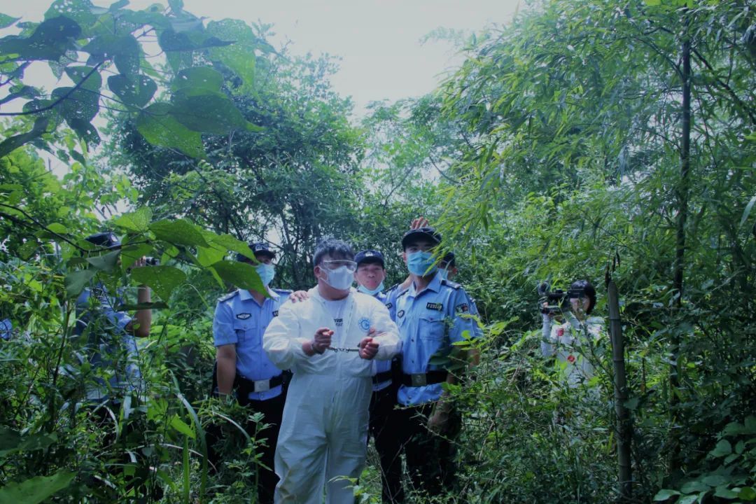  押解|南陵警方押解2020.6.10专案主要犯罪嫌疑人公开指认现场