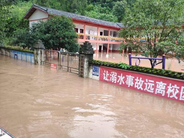 最深处|暴雨袭击：四川平昌县涵水镇街道被淹最深处水达2米