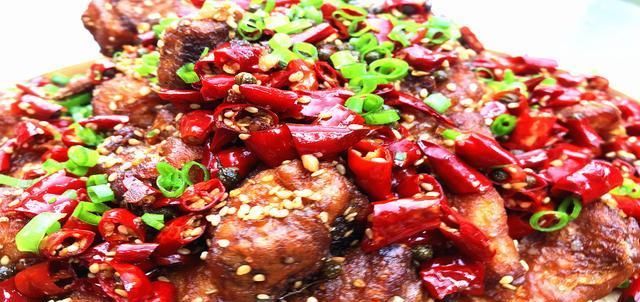  步目|白鲢鱼你吃过吗？这种做法简单，麻辣脆爽，外焦里嫩