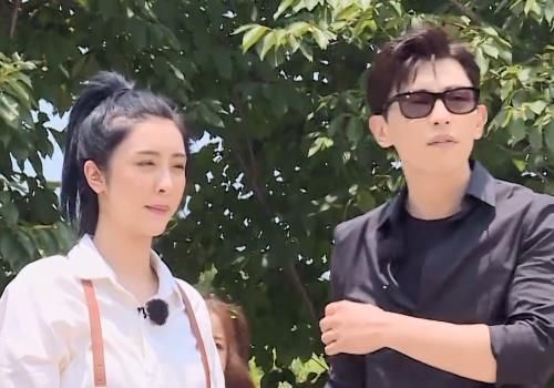  实力|邓伦和赵小棠在前方互动，虞书欣在后面实力抢镜，这醋吃的没必要