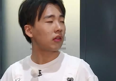  主动|郭麒麟主动让蔡徐坤撕掉自己名牌，实则红了眼眶，多少有一些不舍