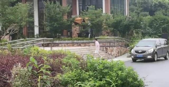  合体|王俊凯回归《中餐厅》，将与杨超越合体录节目，被踩鞋子反应可爱