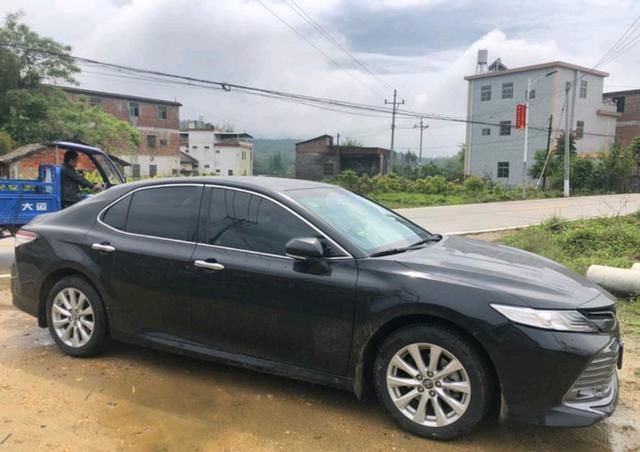  小伙|终于降价了，30岁小伙喜提丰田凯美瑞，分享了用车感受，动力够用