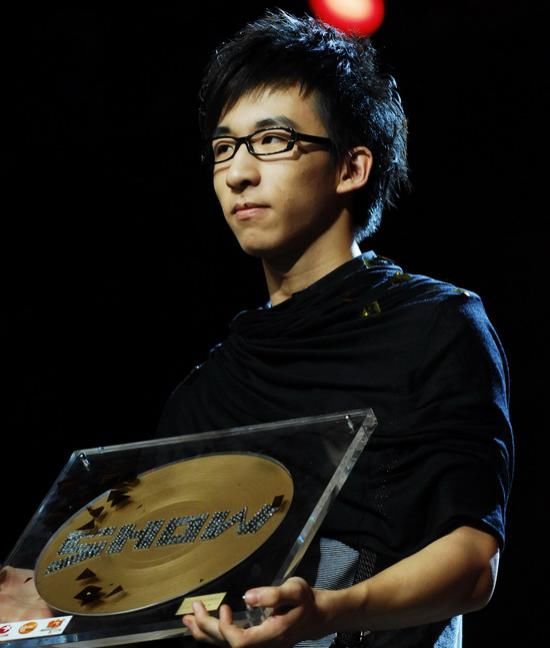  幕后|曾是入围金像奖的选秀冠军，他人气暴跌转幕后十年，被称情歌王子