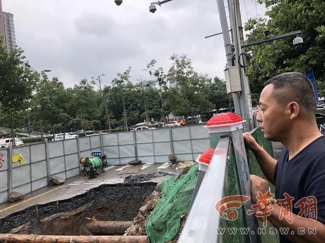  西安|车辆行驶途中西安贞观路路面突然塌了 车辆越陷越深司机紧急跳窗