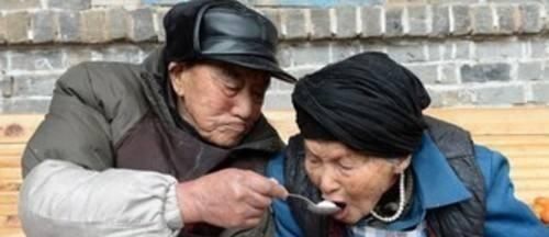 赡养|农村出现的“轮替赡养”现象，老人怎么看，全是无奈