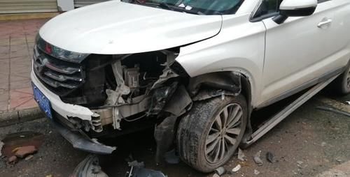  稀巴烂|安岳两轿车停路边被撞得稀巴烂，事故原因令人深思