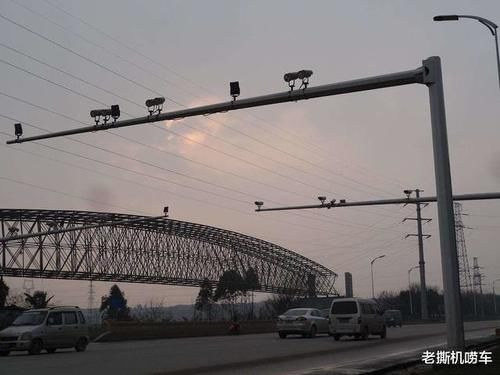 路过|开车路过摄像头时会被拍一下?现在知道为什么还不晚