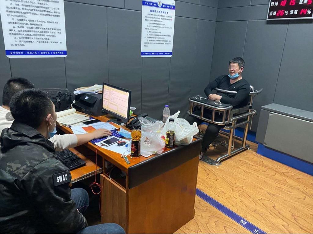  抚松县|“漂白身份”逃亡24年，照片里胡子中的一个痣将他暴露……