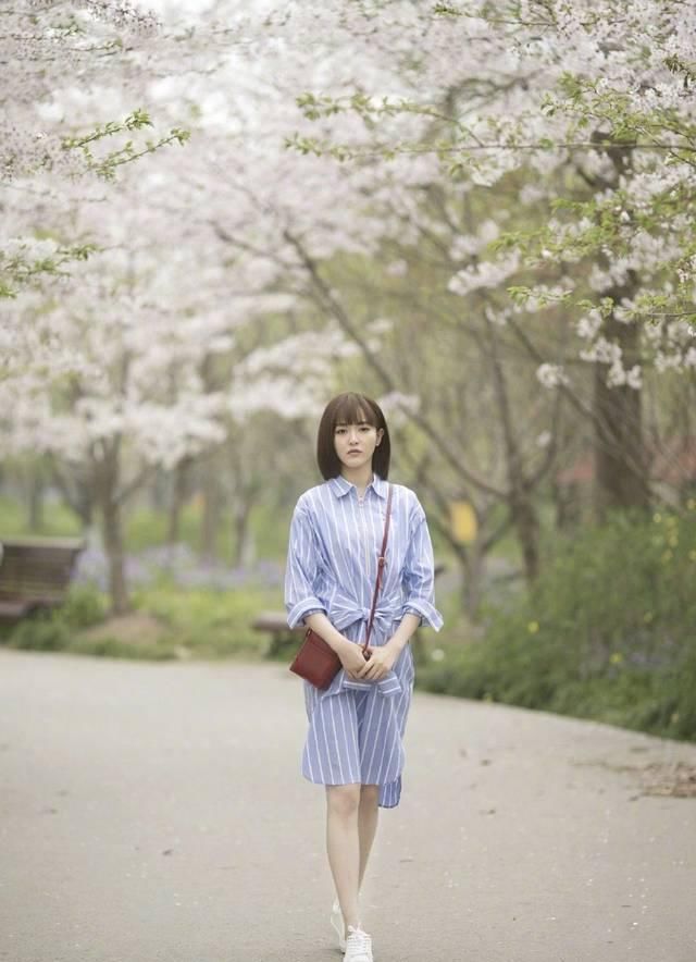  背景|唐嫣穿“学生装”简直了，秒变少女，配合背景毫无违和感