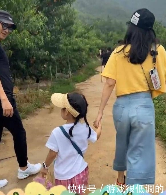 章子怡|章子怡最新全家福!15岁继女长成家里最美,穿得个性却没醒醒精致