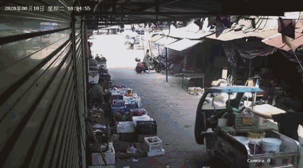 逃跑|涉嫌盗窃！男子一路逃跑撞汽车后还跑…最终晕了