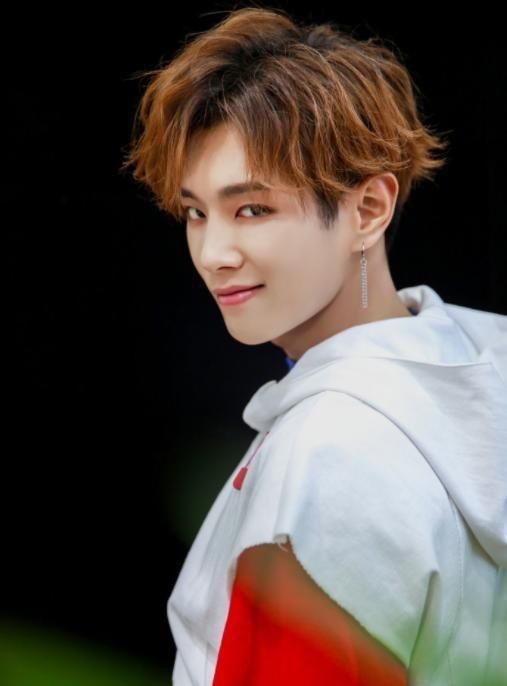  情难|李汶翰易易紫恋情疑曝光，两人挽手亲密热聊，李汶翰车前情难自禁