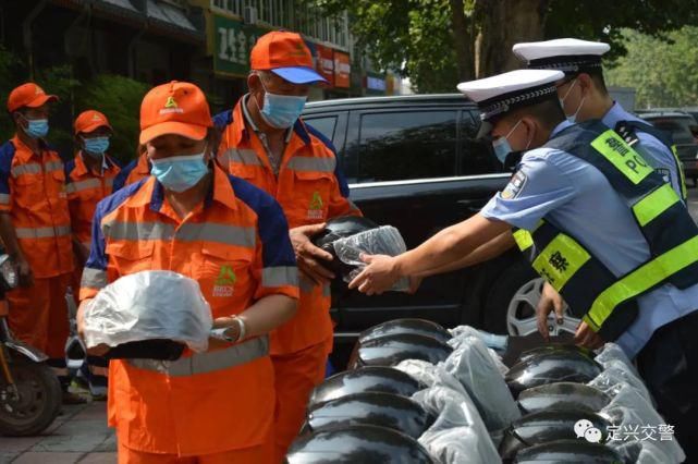 交警|定兴交警为环卫工人送上安全头盔