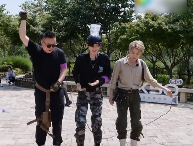  水枪|THE9综艺首秀预告，许佳琪赵小棠玩水枪，谢可寅搭档最帅男神