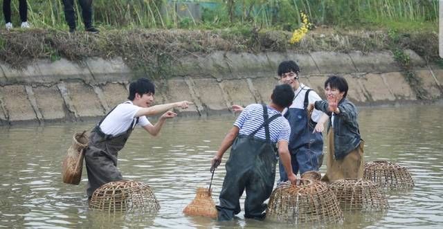  捕鱼|王一博现身成赛车手、林允钱枫成CP？《天天向上》变实现梦想秀