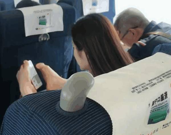 放在|高铁上看见有一双脚放在了桌板上，男子刚想过去辱骂却被感动了