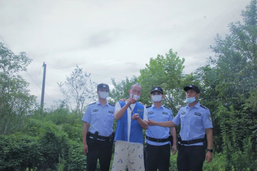  押解|南陵警方押解2020.6.10专案主要犯罪嫌疑人公开指认现场