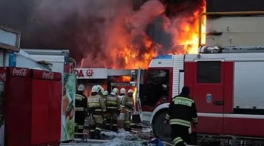  一家人|一家五口全被大火活活烧死，借住在房里的另一家人却顺利跳窗逃生