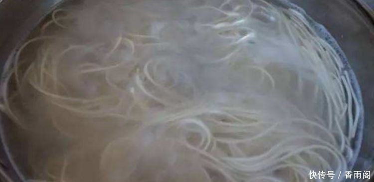 正确|炒面的正确做法，不粘锅，根根分明，炒一大锅，大人小孩都爱吃