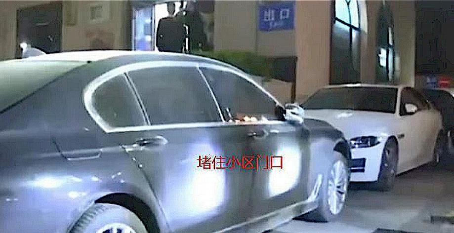  被动|宝马车主堵门还放狠话，200万的车哪个敢动，结果真被动了