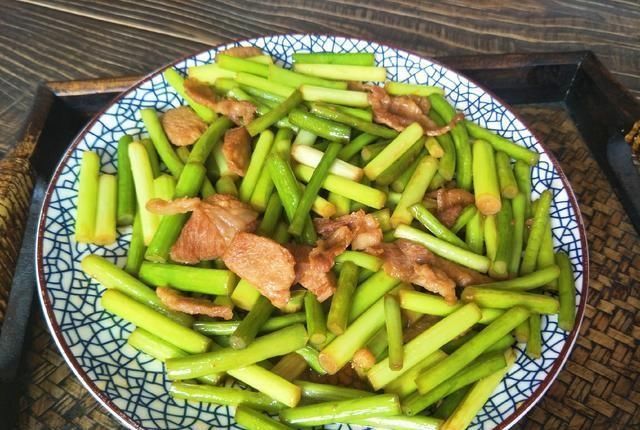 猪肉|蒜苔最好吃的做法,香辣下饭,就着米饭真香,孩子吃完后还要一碗