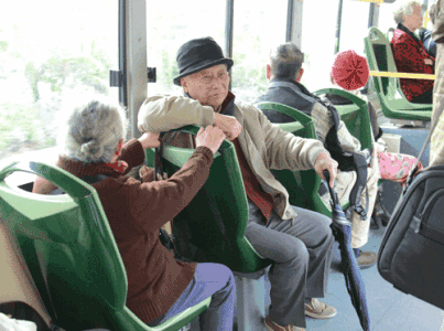 无理取闹|7旬老太坐公交插队，被小伙指责后报警：我没排队，但有人骂我！