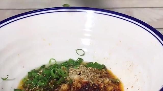 外卖|教你正宗酸辣土豆粉做法,爽滑又筋道,感觉比点的外卖还要香