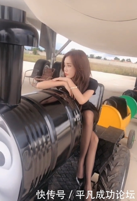 搭配|瓜子脸小姐姐这一身黑色搭配真有神秘感