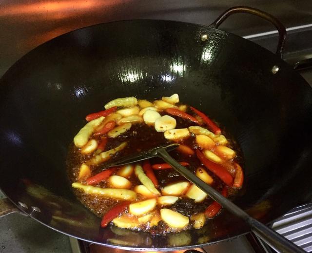  郫县豆瓣酱|泥鳅入锅前怎么处理简单1招，不腥不粘肉质鲜美滑嫩