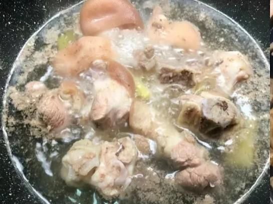  猪蹄|美味的猪蹄汤炖好了，爱美的女性朋友赶紧做起来吧