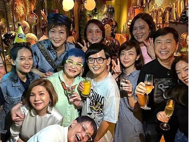  妻子|庾澄庆夫妇穿情侣装！45岁二婚妻子T恤配牛仔裤，端着香槟很优雅