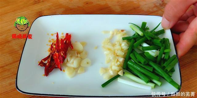  切成|大厨教你家常豆角烧茄子，简单做法，极致味道，让你吃到嗨，解馋