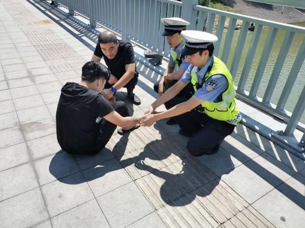 孔艺龙|失恋小伙为情所困欲跳河，危急时刻他们来了
