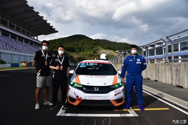 转向|601号赛车被撞，轮圈缺一块还能完赛。818号赛车突然无法转向