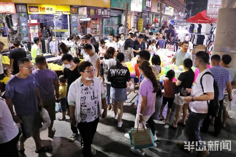 摩肩擦踵|李村商圈步行街重启人从众模式 夜市中摩肩擦踵、人头攒动