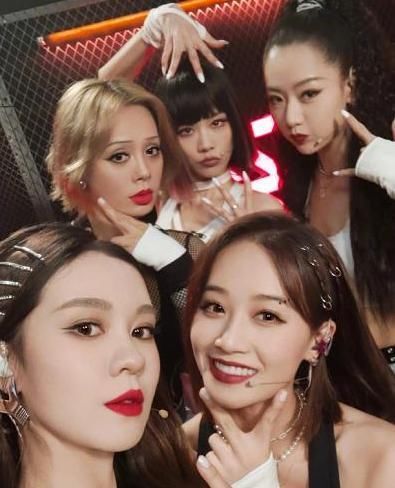  节目组|被封杀还是被淘汰？《浪姐》给白冰全脸打码，惹粉丝怒斥不尊重人