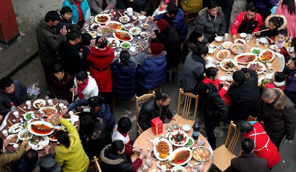 少见|农村“怪相”，以前吃酒席、大锅菜都爱打包回家，为啥现在少见了