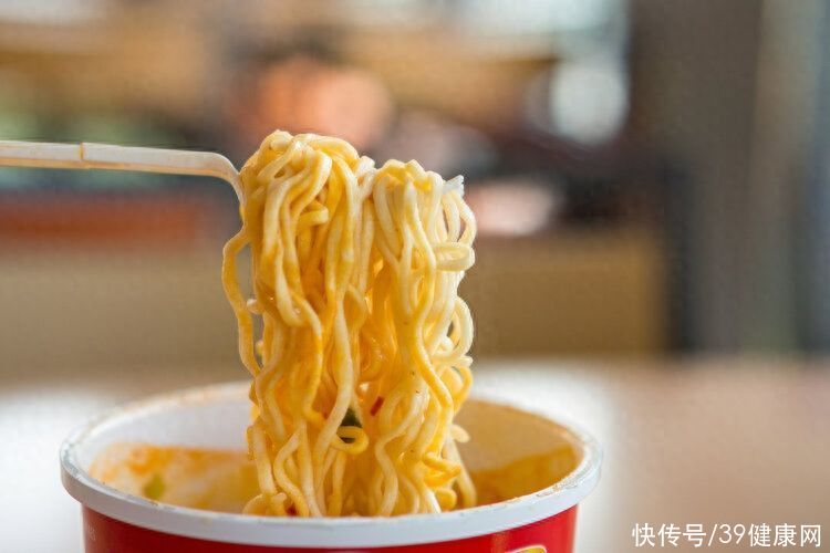 肝癌晚期上厕所频繁能活多久(肝癌一发现就是晚期？上厕所时出现3个异常，建议尽早排查肝病)