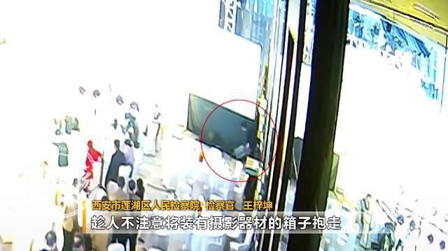 伸出|可恶！不仅在婚礼上蹭吃蹭喝，男子还向人伸出了“第三只手”