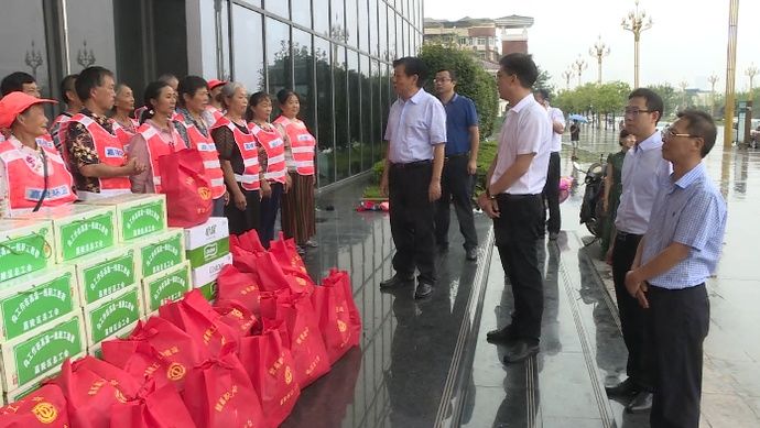  竟然|啥操作？今天下午的南充嘉陵这几个领导竟然给这些人送起了礼物！