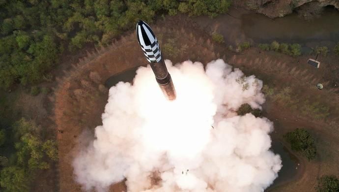 朝鲜成功试射新型固体燃料洲际弹道导弹！一秒“开瓶”，美国慌了
