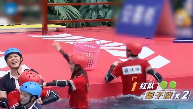  红队|《奔跑吧》全员“大乱斗”，红队能赢全靠蔡徐坤，有无剧本很明显